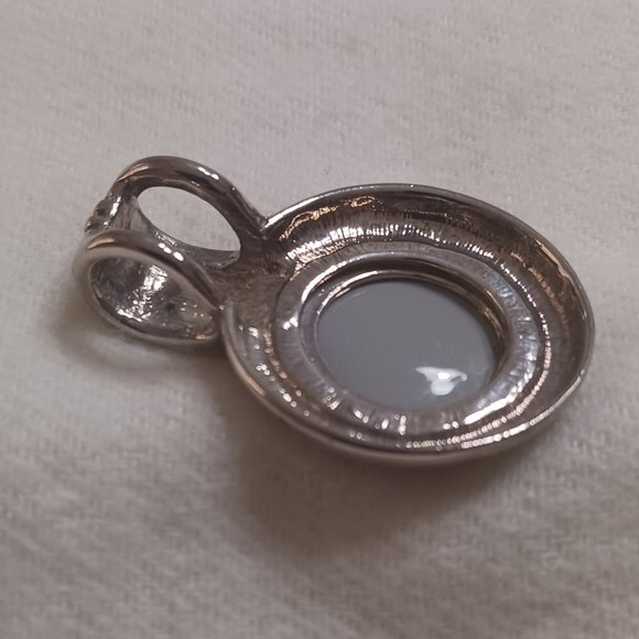 Beautiful Silver Tone Pendant With Yellow Green Stone - Picture 4 of 4